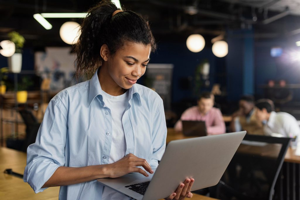 Estudante da Faculdade Pecege, aproveitando a oportunidade no mercado de TI, estudando programação.