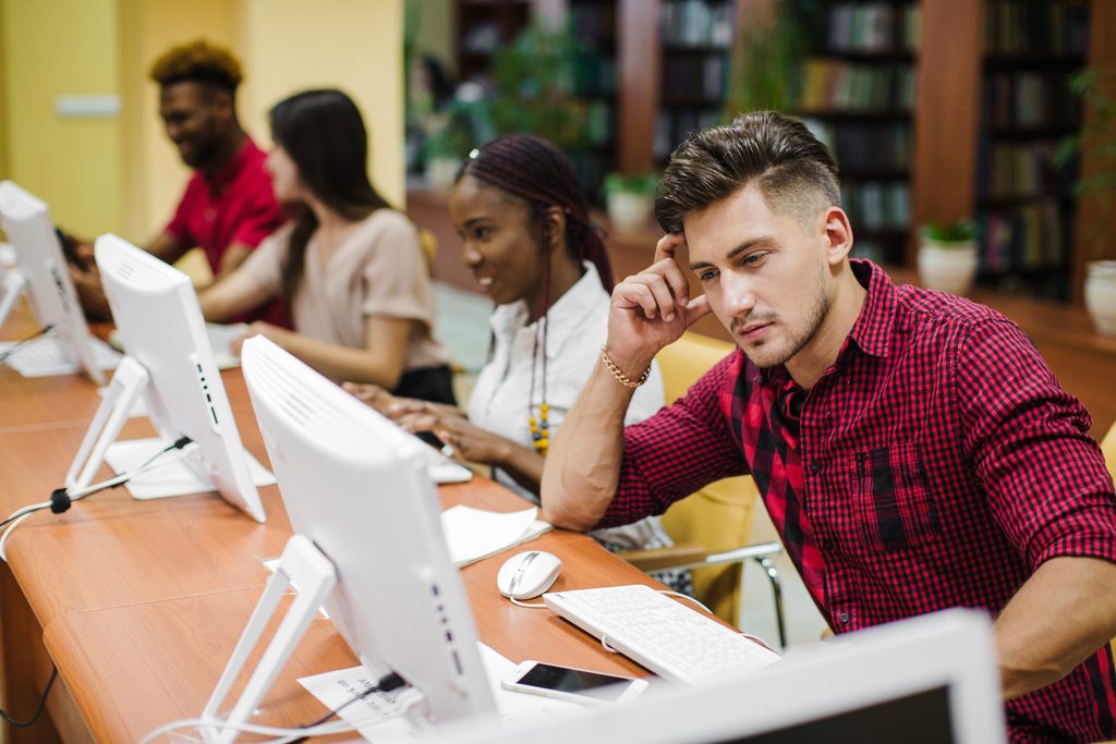 Desenvolvedor treinando raciocínio lógico após uma aula de ADS da Faculdade Pecege, prova de que não precisa de matemática avançada para programar.