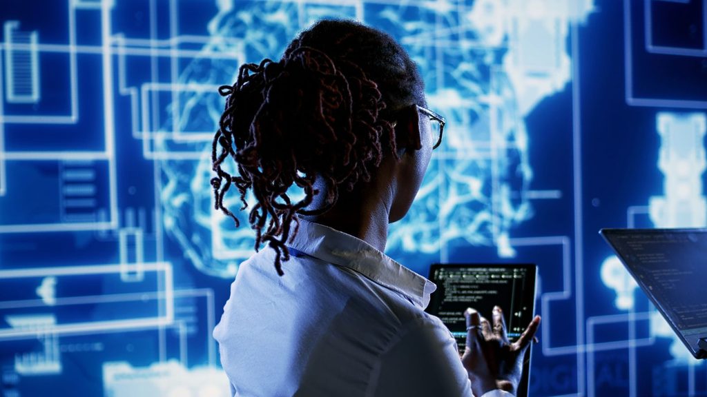 Mulher de negócios interagindo com tela digital transparente exibindo visualizações de dados, representando o ciclo virtuoso entre tecnologia e produtividade.