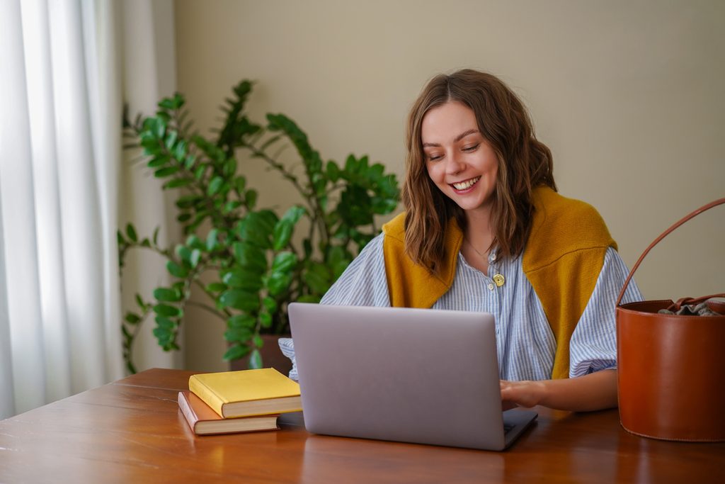 Profissional de negócios digitais analisa dados de vendas on-line no computador, uma das frentes de atuação de quem une negócio e tecnologia.